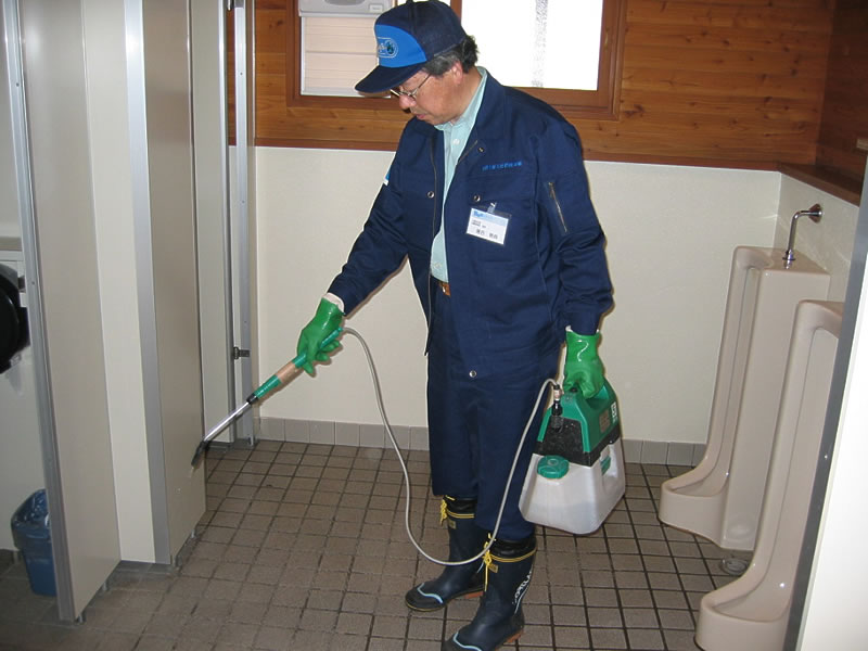 清掃の仕上げにバイオの含まれた水をトイレ全体に散布することで、尿石の固着とニオイの発生を予防します。